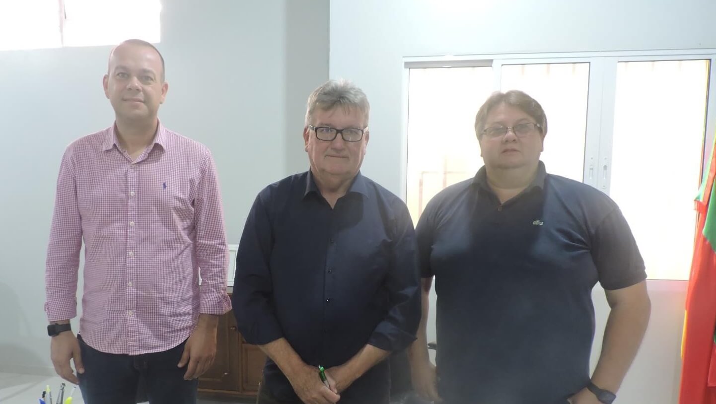 Capa Redentora: Malberk transmite cargo de prefeito ao vice-prefeito Noedi