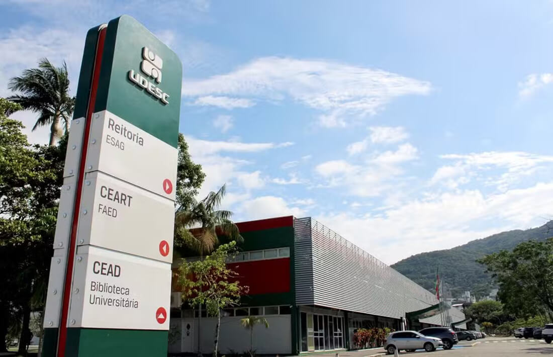 Capa Jorginho Mello sanciona lei que veta cotas raciais em universidades estaduais de SC