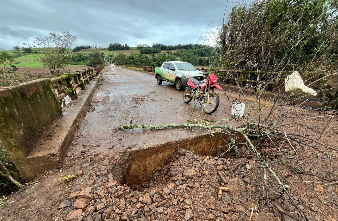 Capa Trânsito na ponte sobre o rio da Várzea, no Distrito de São João do Porto, está liberado para veículos leves