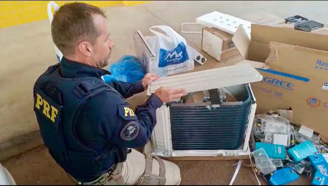 Capa PRF flagra homem com 25 IPhones escondidos dentro de ar condicionado
