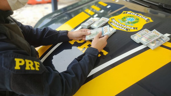 Capa Homem de Rodeio Bonito é flagrado transportando dólares