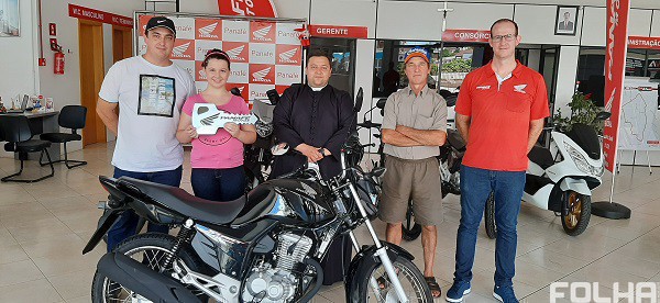 Capa Ganhadora de moto recebe prêmio
