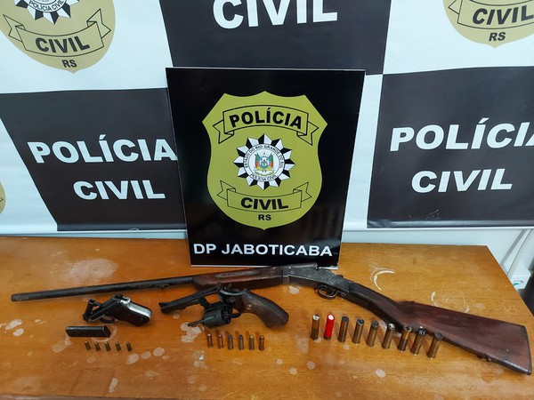 Capa Armas e munições são apreendidas em Cerro Grande