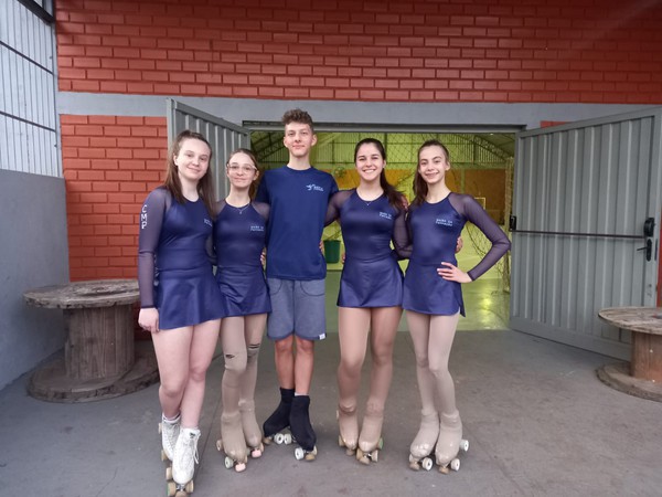 Capa Magia da Patinação conquista ouro e bronze em competição nacional