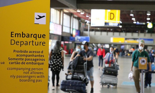 Capa Anvisa aprova fim da obrigatoriedade de máscaras em aviões