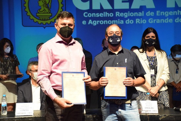Capa Professor da URI/FW assume posto no CREA-RS