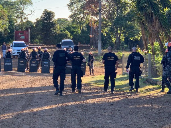 Capa PF cumpre mandados de prisão na aldeia indígena de Serrinha