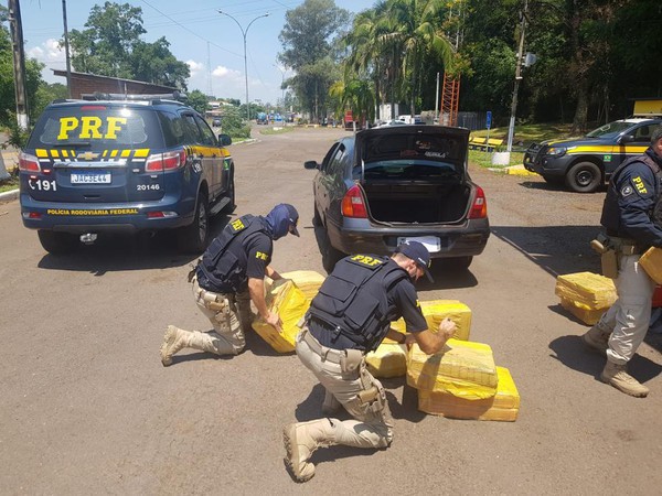 Capa PRF prende casal transportando mais de 200 kg de maconha em Lajeado