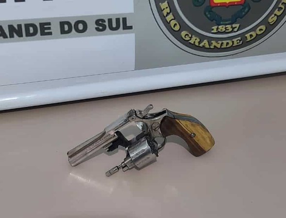 Capa Crissiumal: Homem é preso por porte ilegal de arma de fogo