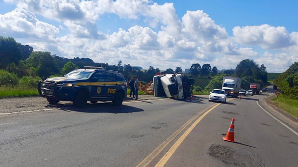 Capa Carreta tomba na BR-285 em Passo Fundo