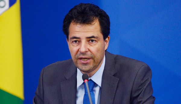 Capa Ministro diz que governo não pode interferir nos preços da Petrobras