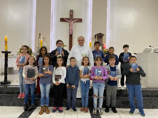 Capa Catequizandos de FW recebem símbolos da iniciação na vida cristã