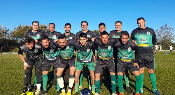 Capa Veteranos do Grêmio Osvaldo Cruz empatam com Águia Negra