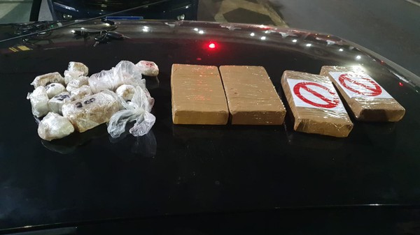 Capa PRF prende casal transportando cocaína e crack na BR 386