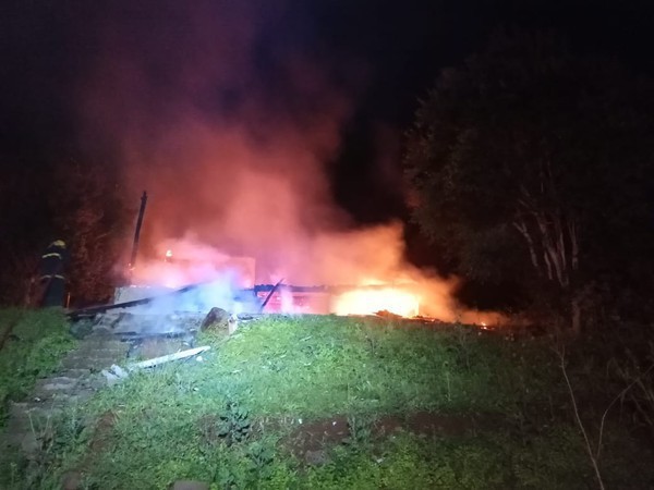 Capa Incêndio destrói casa de madeira em Iraí