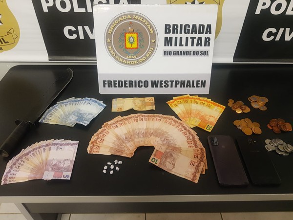 Capa BM prende dupla com drogas em FW