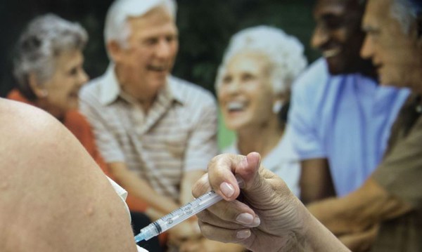 Capa Saúde recomenda segunda dose de reforço para idosos acima de 80 anos