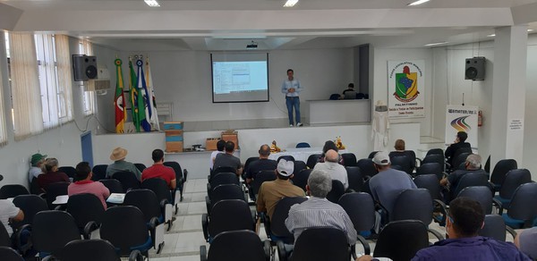 Capa Curso para apicultores é realizado em Palmitinho
