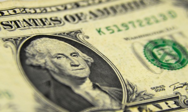 Capa Dólar encosta em R$ 5 com dados de inflação nos Estados Unidos
