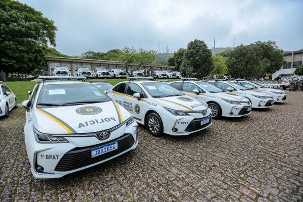 Capa BM forma 73 tenentes e recebe armas e 85 viaturas semiblindadas