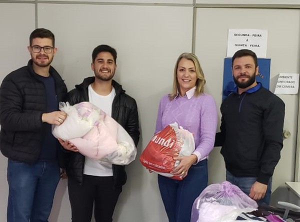Capa Vereadores entregam doações de Campanha do Agasalho
