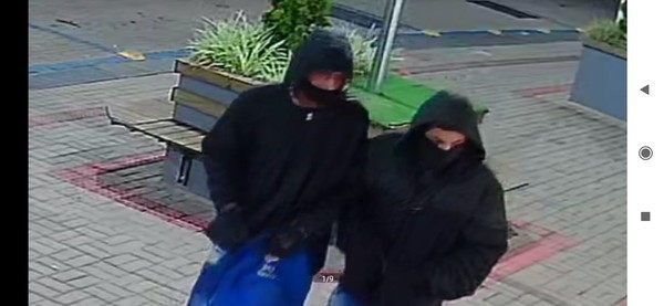Capa Dupla quebra vidro e furta mais de 20 relógios da Óticas Recris