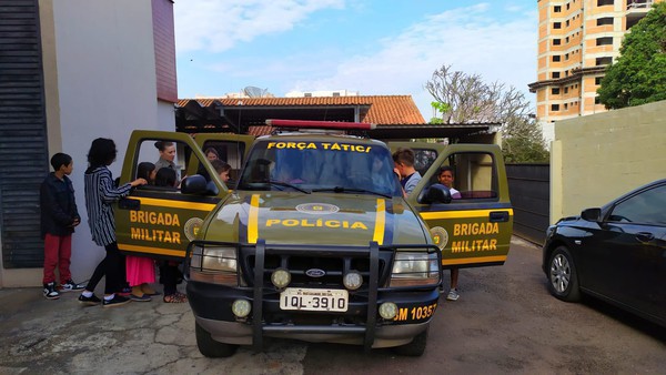 Capa 37º BPM recebe visita de alunos do CEMACA