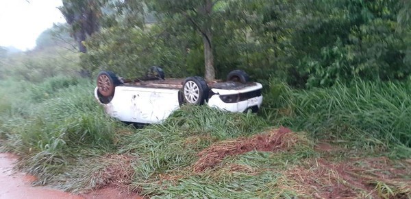 Capa Carro capota e sai da pista em Tenente Portela