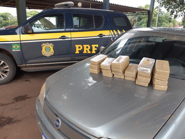 Capa PRF apreende crack e prende motorista de carro em Seberi