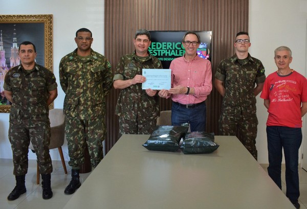 Capa Prefeito de FW recebe militares do Exército