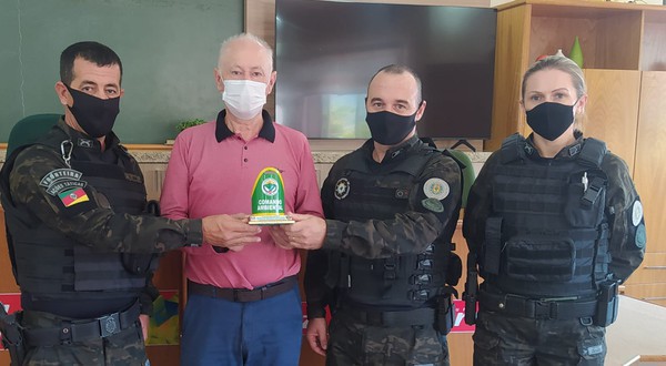 Capa Comando ambiental homenageia a Creluz