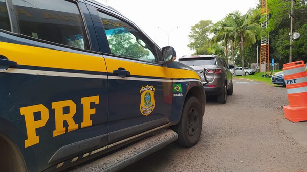 Capa PRF prende casal de FW por receptação de veículo roubado e clonado