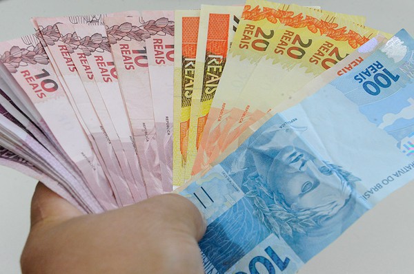 Capa Salário mínimo de 2023 deve superar R$ 1.300, sem ganho real