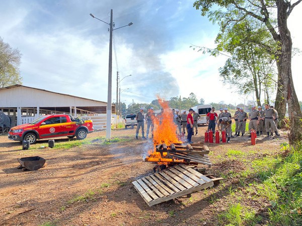 Capa BM realiza treinamento de prevenção e combate a incêndios