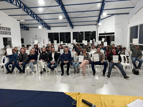 Capa Prefeitura de FW entrega escritura para 57 moradores do município