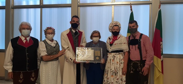 Capa Deputada Zilá entrega medalha da ALRS ao Clube Cultural 25 de Julho