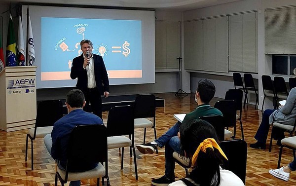 Capa AEFW promove palestra sobre atitudes empreendedoras na gestão financeira