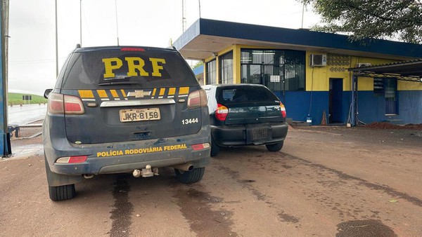Capa PRF prende casal com carteiras de habilitação falsas em Iraí