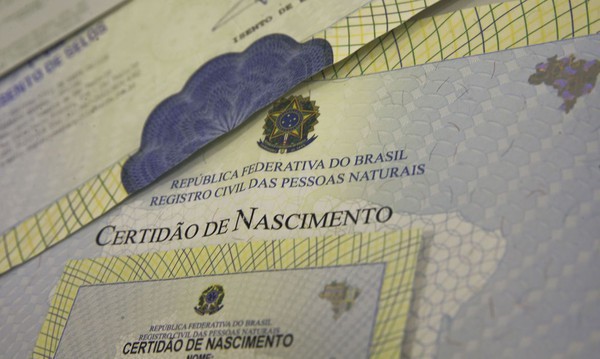 Capa Mais de 320 mil crianças no Brasil foram registradas sem o nome paterno durante a pandemia