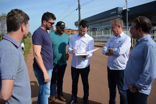 Capa Prefeito em exercício assina contrato de pavimentação de mais duas avenidas