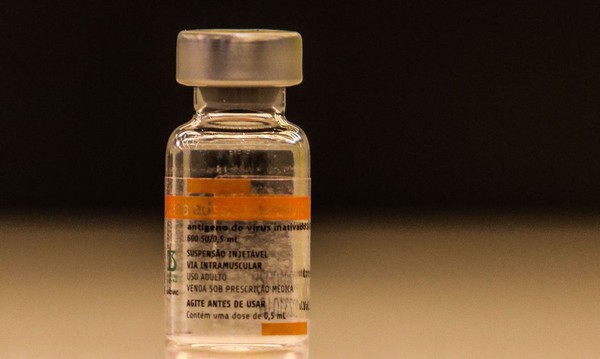 Capa Vacinados com CoronaVac podem precisar de 2 doses de reforços contra ômicron