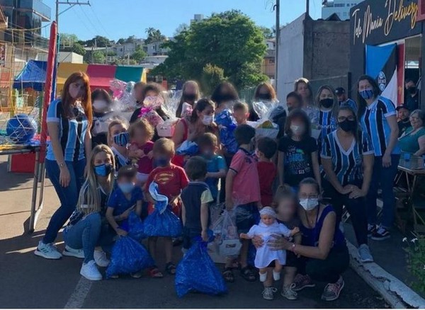 Capa Gremistas de FW ofertam tarde especial para crianças do Lar São Francisco