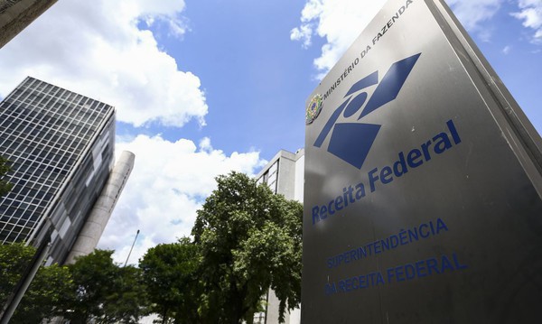 Capa Receita paga lote residual de restituição a 174 mil contribuintes