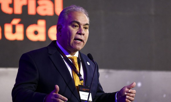Capa Ministro da Saúde pede investimentos privados na área de inovação