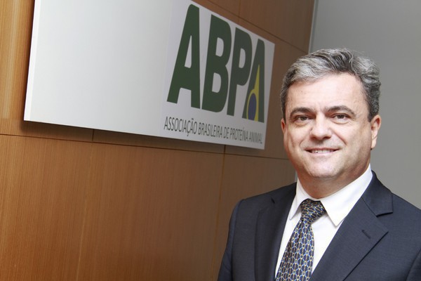 Capa Ricardo Santin é reeleito vice-presidente do Conselho Mundial da Avicultura