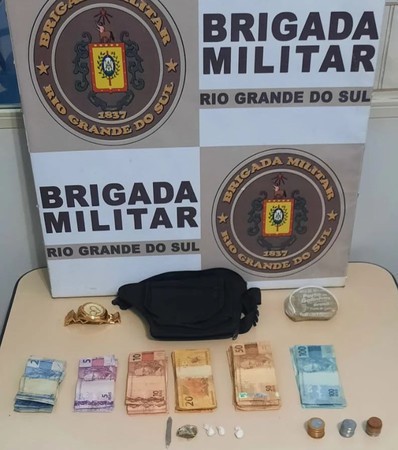Capa Mais de R$ 3,5 mil são localizados com dupla presa por tráfico