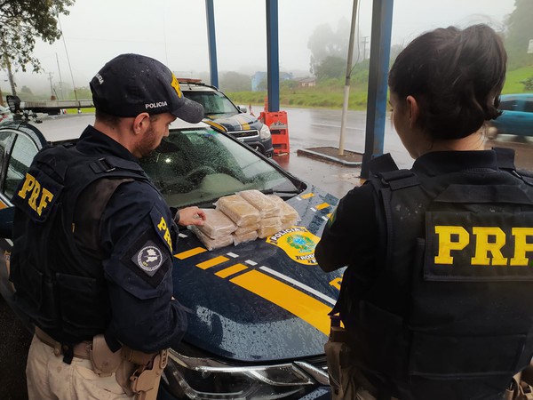 Capa PRF apreende equivalente a R$ 110 mil em crack em Seberi