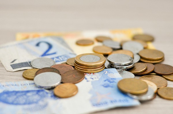 Capa Lei que fixa novo salário mínimo em R$ 1.212 é promulgada
