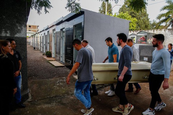 Capa Vítimas de acidente na BR-386 são sepultadas