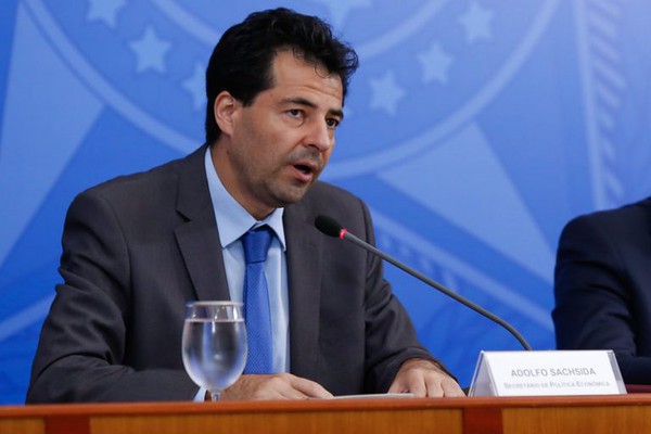 Capa Ministro Sachsida diz que preço do litro da gasolina "vai cair para R$ 5,84"